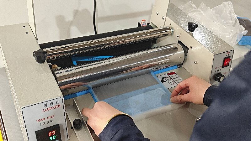 Trei factori care afectează filmul de laminare termică: temperatura, viteza și presiunea.